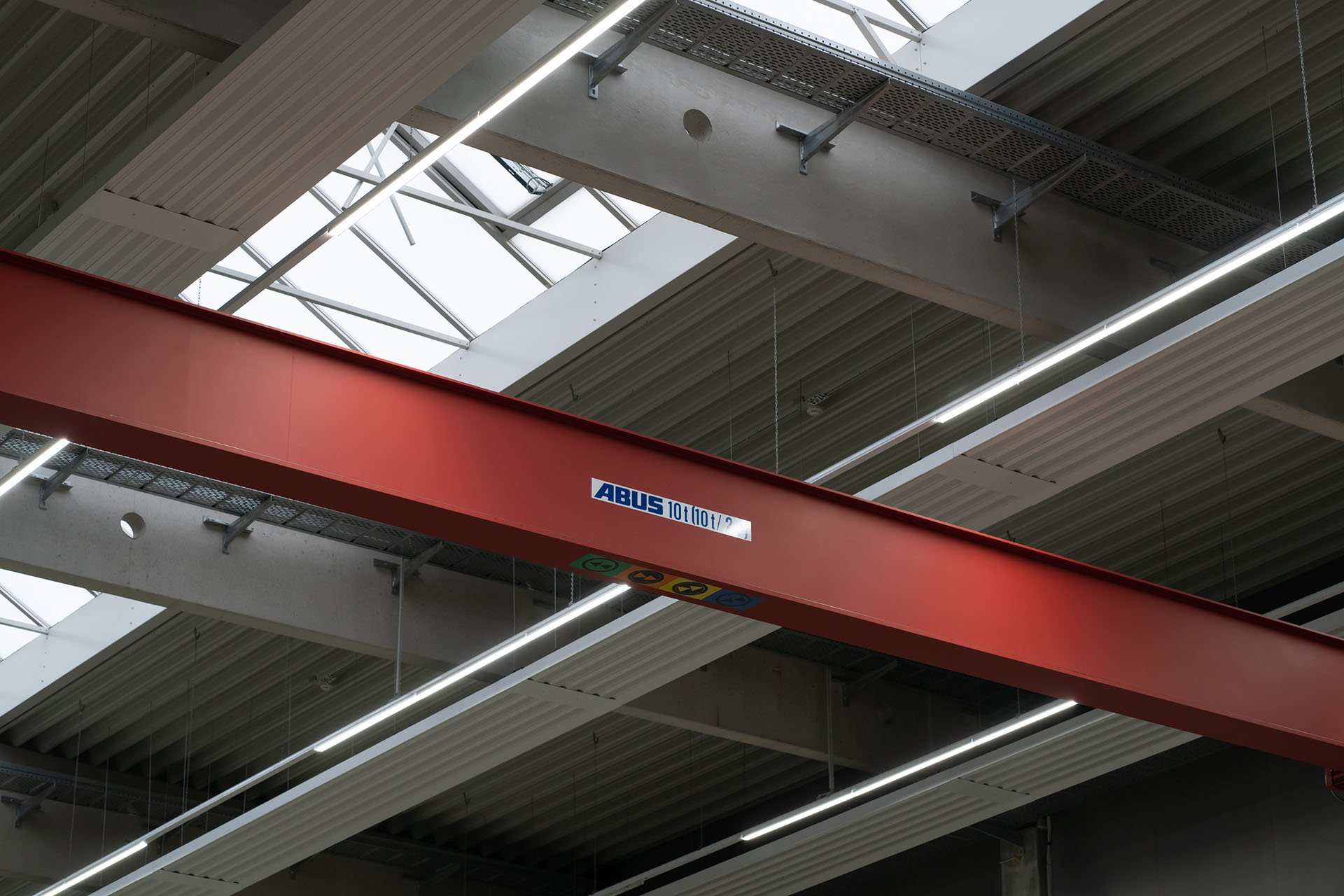 Detailaufnahme LED Lichtbandsystem an Hallendecke