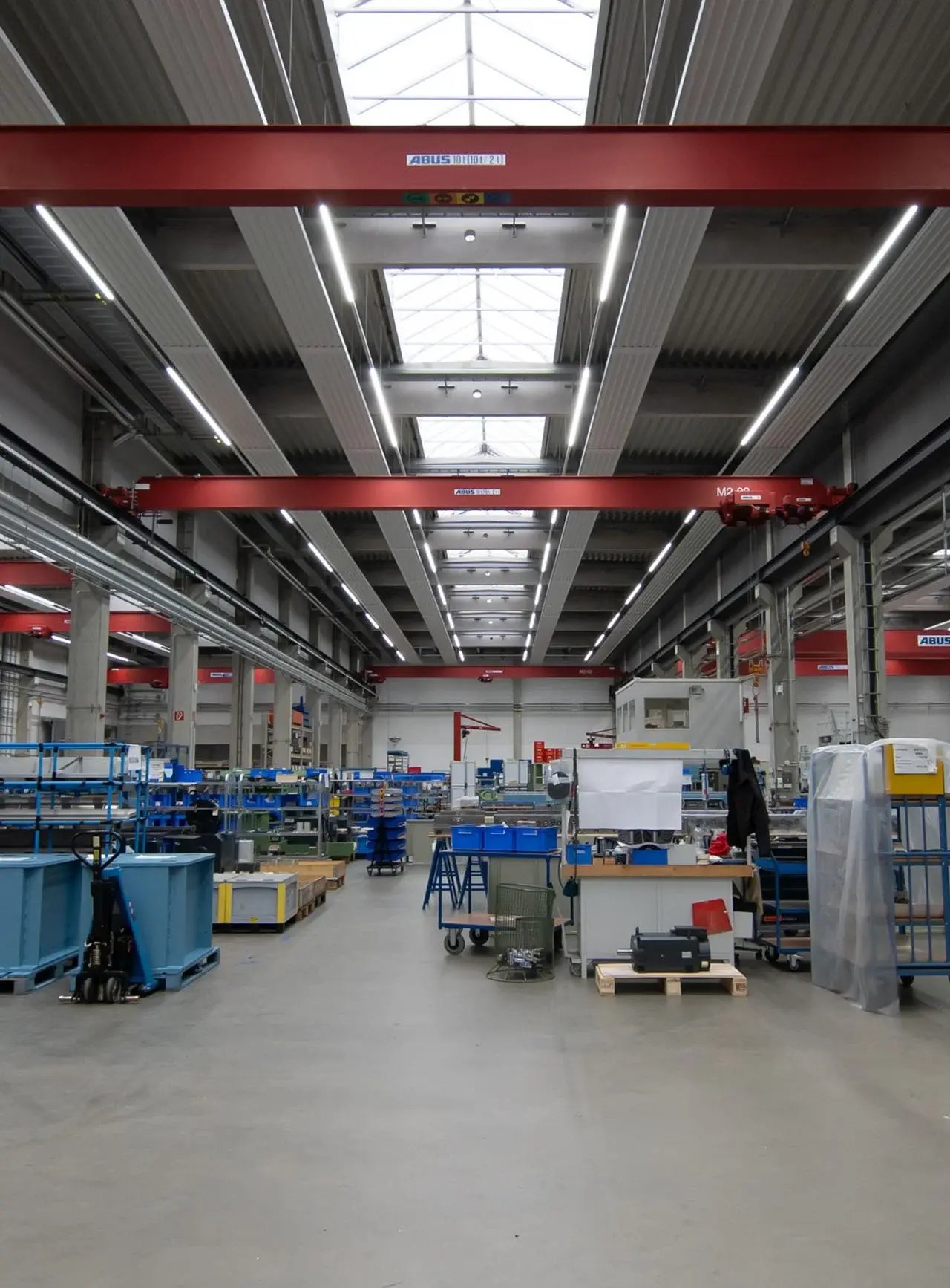 Industriehalle bei Niehoff mit LED Lichtbandsystem