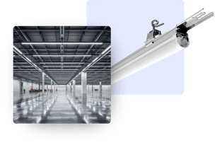 Hell erleuchtete Logistikhalle neben einem lichtline LED-Lichtbandsystem