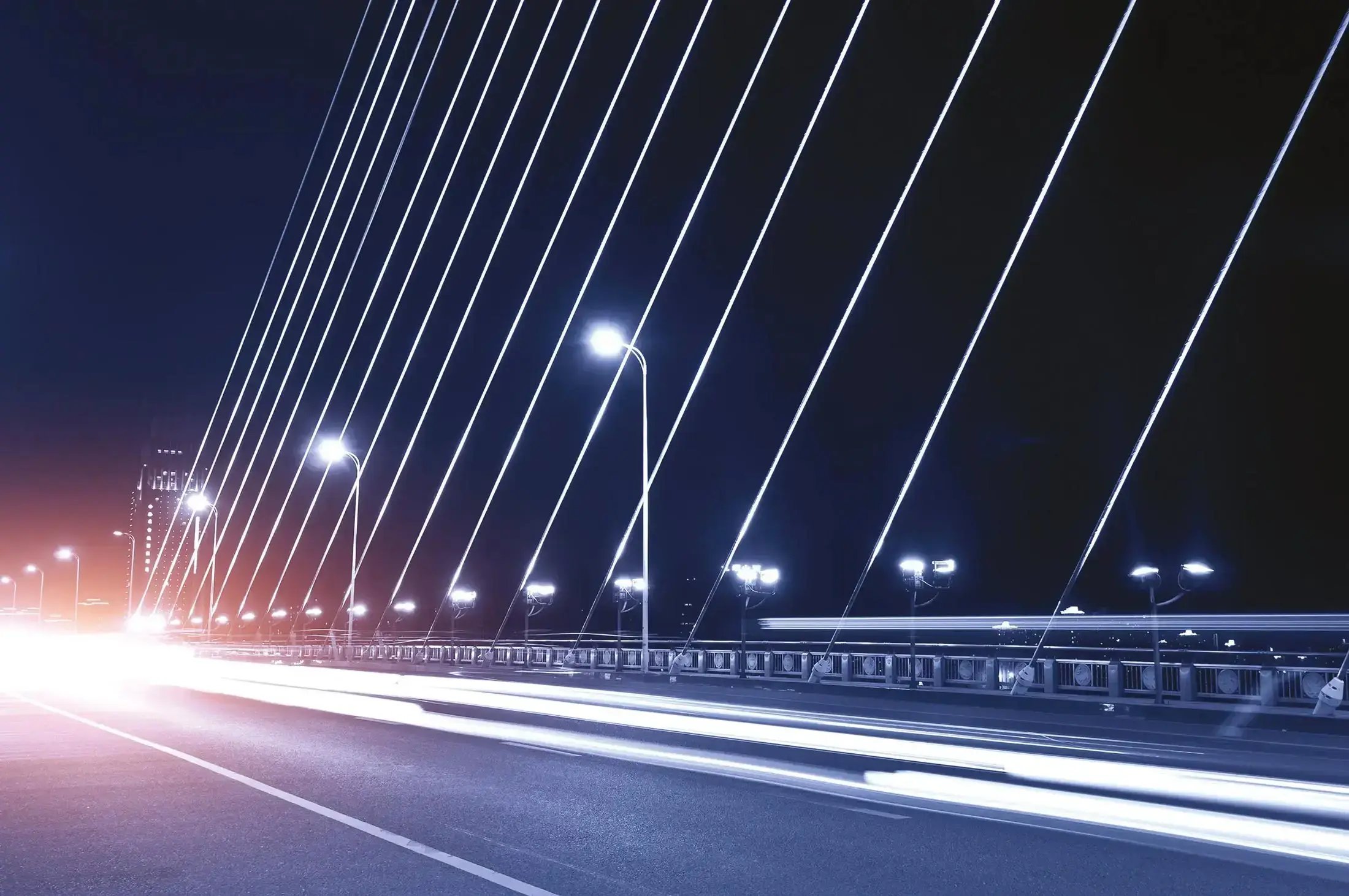 Beleuchtete Brücke bei Nacht mit effizienten LED-Straßenlaternen