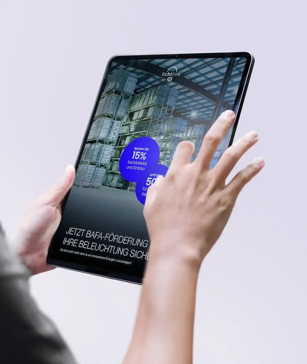 Hände halten ein Tablet mit Informationen zur BAFA-Förderung für LED-Beleuchtung