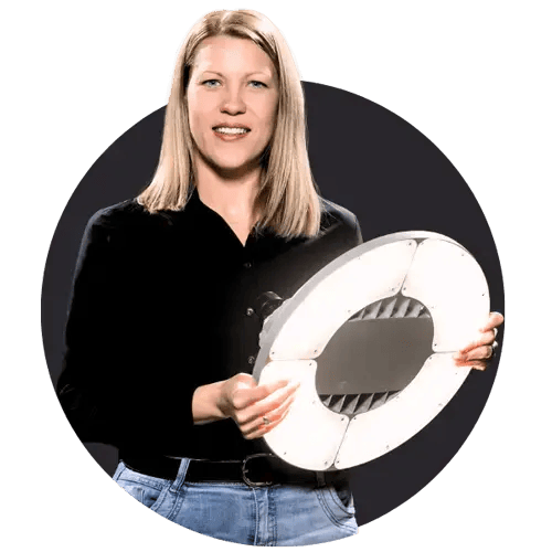 Porträt von Stefanie aus dem lichtline-Team mit einem runden LED-Hallenstrahler.