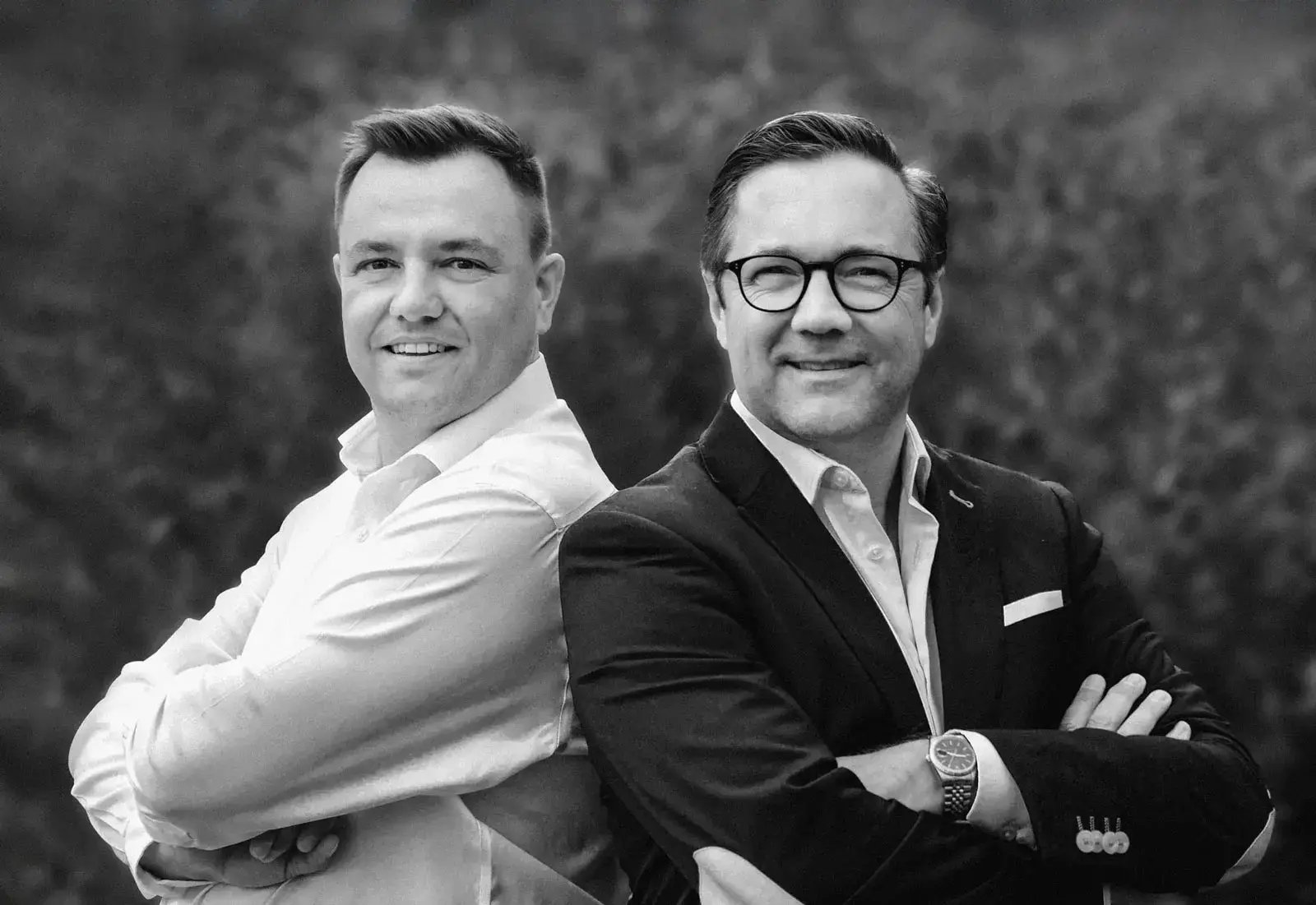 Schwarz-Weiß-Porträt der lichtline Geschäftsführer Dr. Christoph Claassen und Matthias Buchwald.