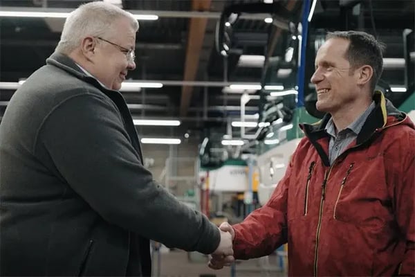 Persönliche Projektbetreuung durch Handschlag zwischen einem lichtline Experten und einem Kunden.