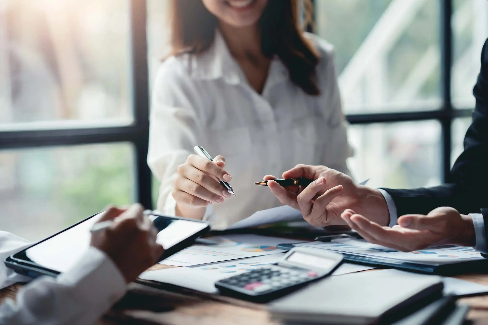 Fachleute im Beratungsgespräch über BEG-Förderung