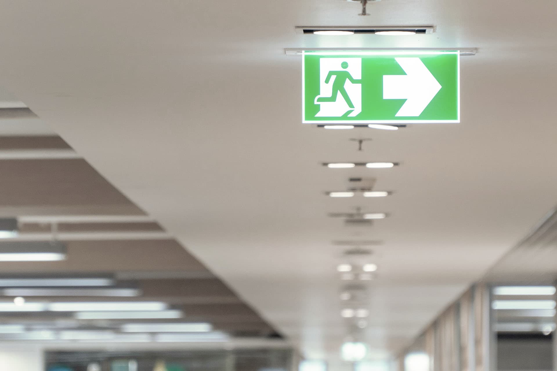https://f.hubspotusercontent40.net/hubfs/7712640/Homepage/Header/Anwendungsbereiche/Anwendungsbereiche_Industriebeleuchtung_Rettungszeichenbeleuchtung.jpg